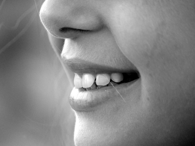 Jak skutecznie usunąć wąsik nad ustami? Poznaj laserową metodę depilacji