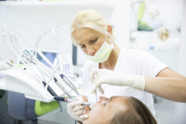 Higienizacja zębów u dentysty – kiedy jest konieczna?